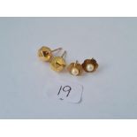 Two pairs 9ct ear studs 3.3g