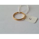 A wedding band in 22ct gold - size P - 2.3gms