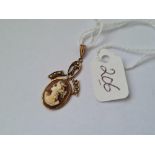 Small cameo pendant in 14ct gold set with seed pearls