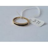 A band ring set with a row of stones in 9ct - size T - 1.90gms