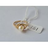 A pearl ring in 9ct gold - size Q - 2.41gms