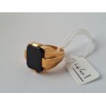 A LARGE ONYX SIGNET RING IN 14CT GOLD - size T - 9.4gms