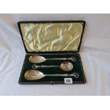 Pair Victorian Berry spoons and a sifter spoon in fitted case