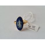 A mounted oval topped Wedgwood set ring in 18ct gold - size T - 4gms