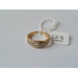 A 3 row twist top diamond set ring in 9ct - size N - 3.2gms