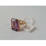 An oblong purple stone dress ring set in gold - size I - 8.7gms