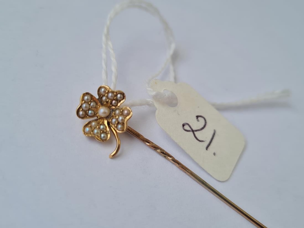 Nice four leaf clover and pearl stick pin in 10ct gold 1.3g inc - Image 2 of 2