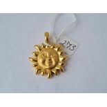 A large sun pendant in 9ct 3.5cm dia 5g