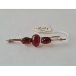 A gold 3 stone cabochon garnet brooch - 6.7gms