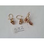 Two pairs of earrings including lantern in 9ct - 2.4gms