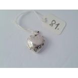 A white gold heart locket in 9ct - 2.3gms