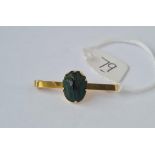 A scarab brooch in 15ct gold mount 2.9g