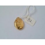 Oval engraved locket in 9ct 3g