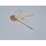 Nice four leaf clover and pearl stick pin in 10ct gold 1.3g inc