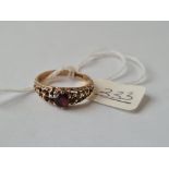 A 1970's garnet ring in 9ct - size P - 2.7gms