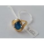 A blue stone cross over ring in 14ct gold - size M - 3.5gms