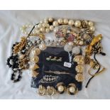 A bag of costume jewellery - 1328gms