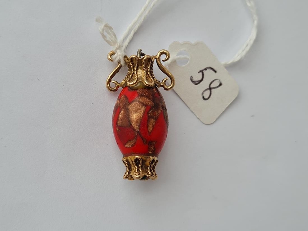 A red stone Urn charm in 9ct - 7.64gms