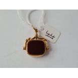 A cornelian & bloodstone set swivel fob marked 15ct gold - 10.3gms