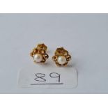 A pair of pearl ear studs in 9ct - 1.8gms