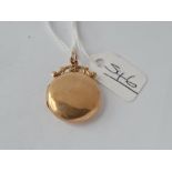 A circular locket in 9ct