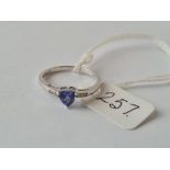 A white gold tanzanite & diamond ring in 9ct - size N - 1.85gms