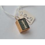 A £1 note charm in 9ct