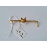 A VICTORIAN FOX & RIDING CROP HUNTING BROOCH IN 15ct gold