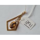 A citrine Lorenz shaped pendant in 9ct - 3.7gms