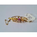 An attractive garnet & pearl bar brooch in 15ct gold mount 4g inc