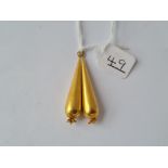 A PAIR OF VICTORIAN EARRING DROPS IN 15ct gold