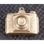 A 9ct GOLD CAMERA SHAPED CHARM