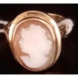 A CARVED CAMEO RING OF LADIES HEAD IN 9ct MOUNT - SIZE 'K'