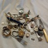 BAG OF COSTUME JEWELLERY, RINGS, BROOCHES, WATCH STRAPS ETC