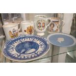 4 ROYAL FAMILY COMMEMORATIVE MUGS, 3 AYNSLEY, 1 COALPORT & A WEDGWOOD JASPER WARE DISH & WEDGWOOD