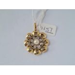 A DIAMOND & PEARL SET FLOWER PENDANT IN 14CT GOLD