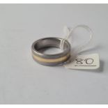 A titanium band ring in 9ct - size W - 8gms