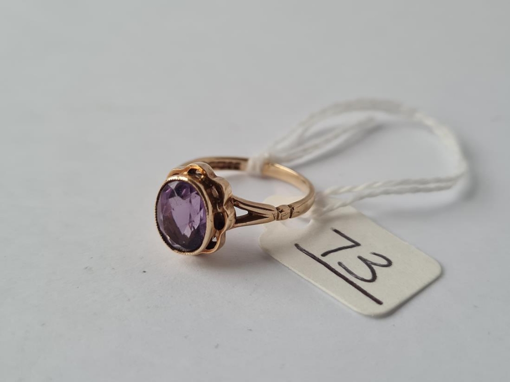 A large purple stone ring in 9ct - hallmarked - size N - 2.7gms