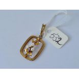 An attractive pearl set floral pendant in 9ct 3.3g inc