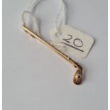 A bar brooch in the form of a golf club in 9ct - 1.8gms