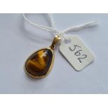 A cats eye pendant in 9ct