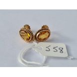 A pair of citrine ear clips in 9ct - 2.4gms