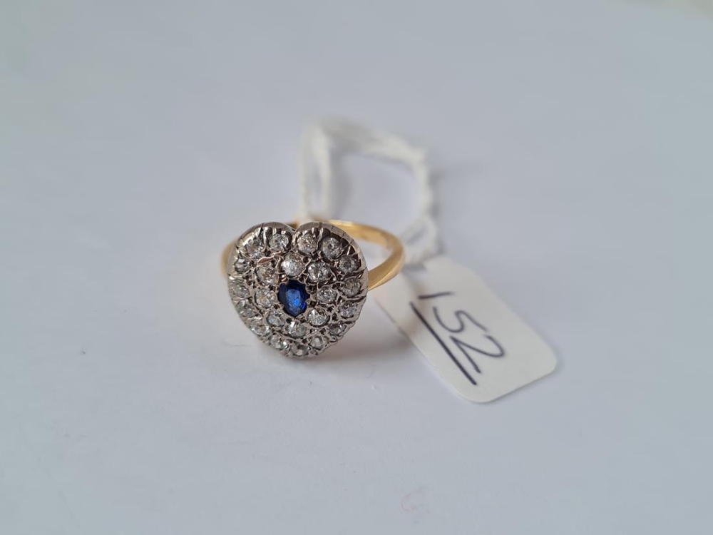 AN ANTIQUE SAPPHIRE & DIAMOND HEART SHAPED RING IN 18CT GOLD & PLATINUM - size M