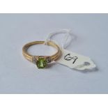 A peridot band ring in 9ct - size