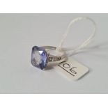 AN ART DECO BLUE STONE RING WITH DIAMOND SHOULDERS IN 14CT WHITE GOLD - size J - 3.5gms