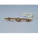 A good three stone pearl bar brooch mounted in 15ct gold 4g inc