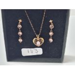 AN ATTRATIVE PINK TORMALINE HEART SHAPED PENDANT NECKLACE & MATCHIN PAIR OF PINK STONE EARRINGS