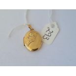 An oval locket in 9ct 3.5g inc