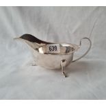 A oval sauce boat on pad feet 6 inches wide, Sheffield 1949 by EV 108 gms