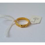 A high carat gold child's band ring 3.1g